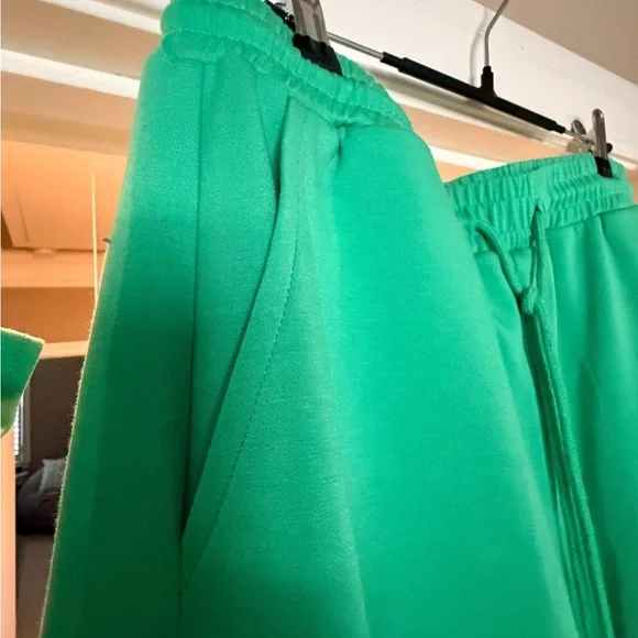 Vibrant Green Women's Top and Shorts Set - Picture 4 of 5